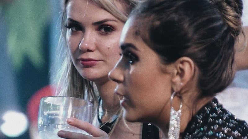Meu Deus! Gizelly se revolta, manda Marcela se afastar e reclama: “Está com fedor de perereca azeda”
