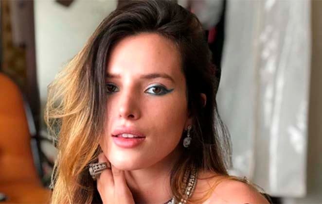 Após ingressar na indústria pornô, Bella Thorne surge na cama com outras atrizes do ramo