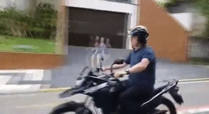Bolsonaro é flagrado cometendo infração e se orgulha de passeio em rede social: 'Bolsomoto'