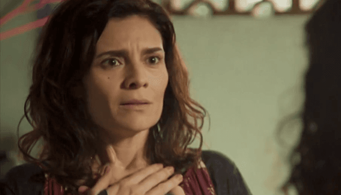 Amor de Mãe: Leila é desmascarada, escorraçada por Lurdes e vira bandida