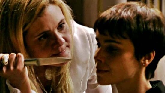 Carminha volta à ativa e finalmente mata Rita em cena de Amor de Mãe