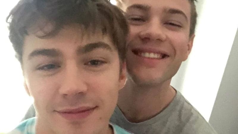 Que casal! Atores de Locke & Key e 13 Reasons Why assumem namoro e público vai ao delírio