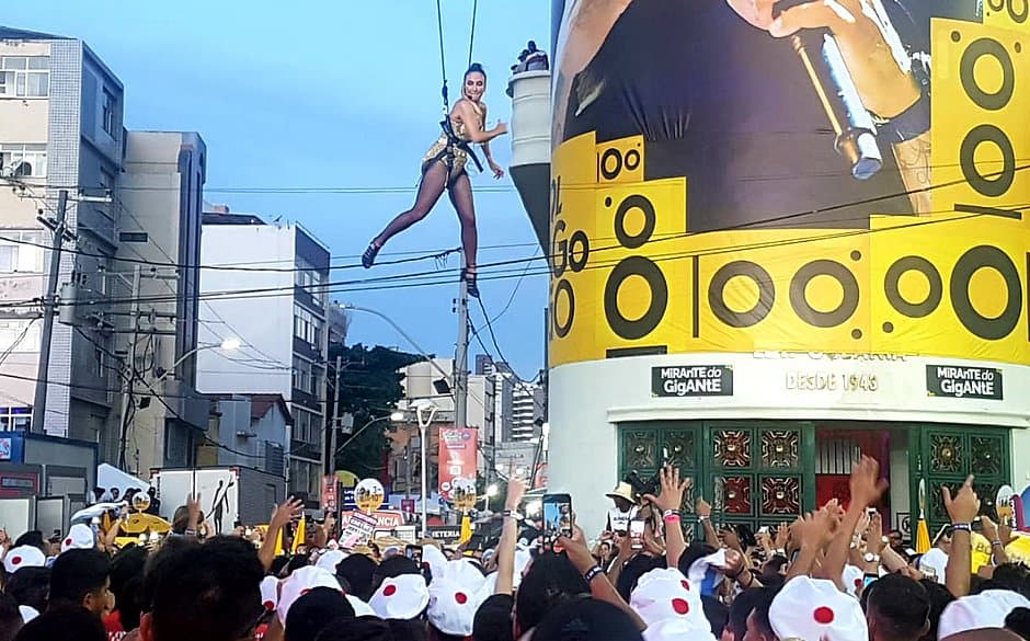 Claudia Leitte passa por terrível situação e entra "voando" em trio elétrico
