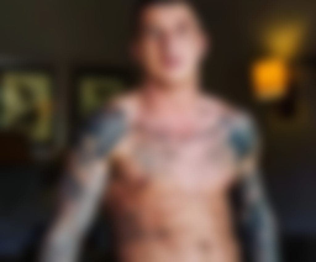 Ator hétero vai a falência e protagoniza filme pornô gay para conseguir sobreviver