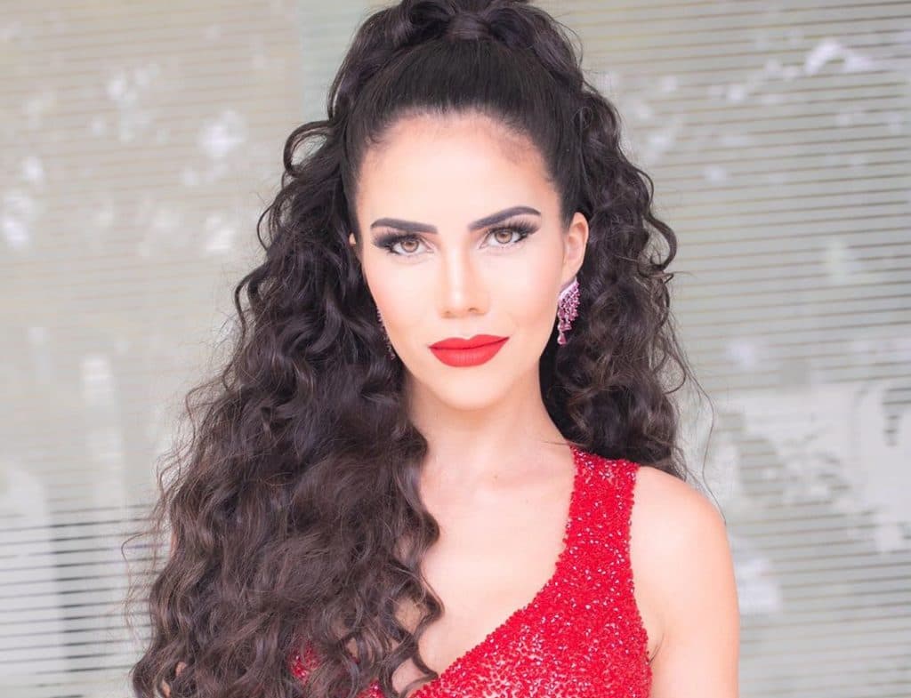De maiô vermelho cavadíssimo, Daniela Albuquerque sensualiza na neve durante ensaio inspirado em revista: "Gostosa"