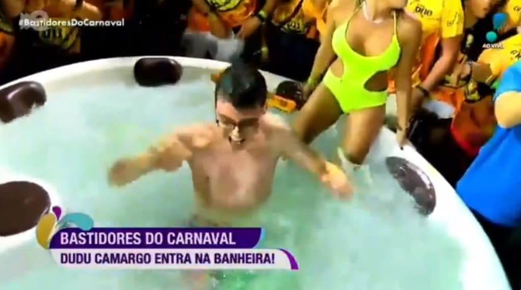 Dudu Camargo assedia Simony ao vivo e fica sem roupa em rede nacional no Carnaval