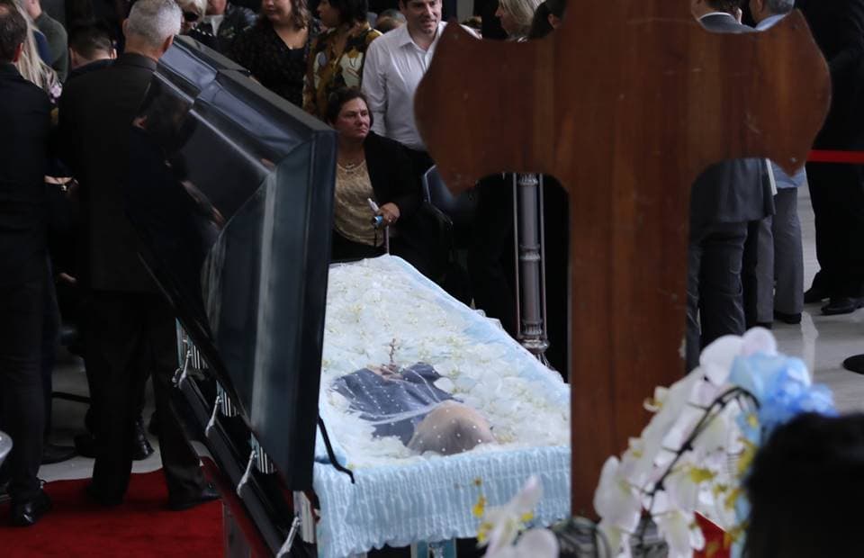 Suposto namorado de Gugu esteve em velório apareceu aos prantos na TV; assista