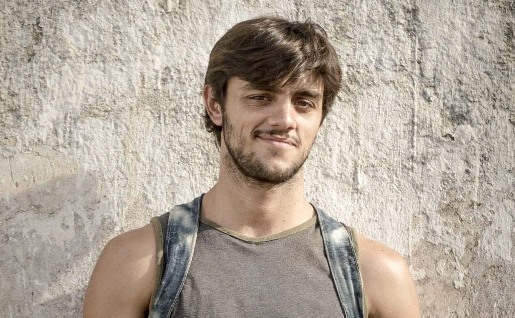 De cortar o coração! Felipe Simas expõe filho recém-nascido para os irmãos em momento emocionante