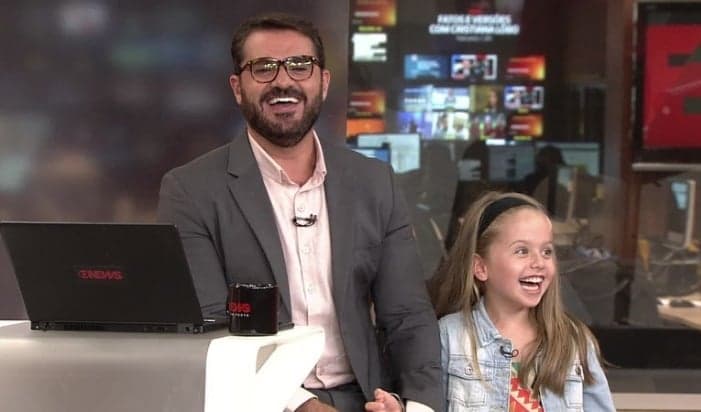 Jornal da Globo é invadido ao vivo e apresentador entra em estado de choque