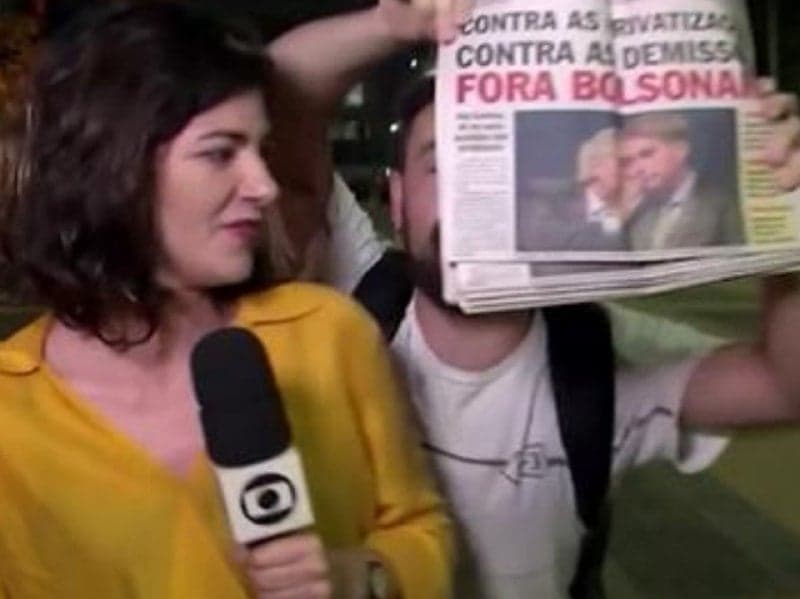 Homem ataca repórter da Globo em link ao vivo, empurra jornalista e faz protesto
