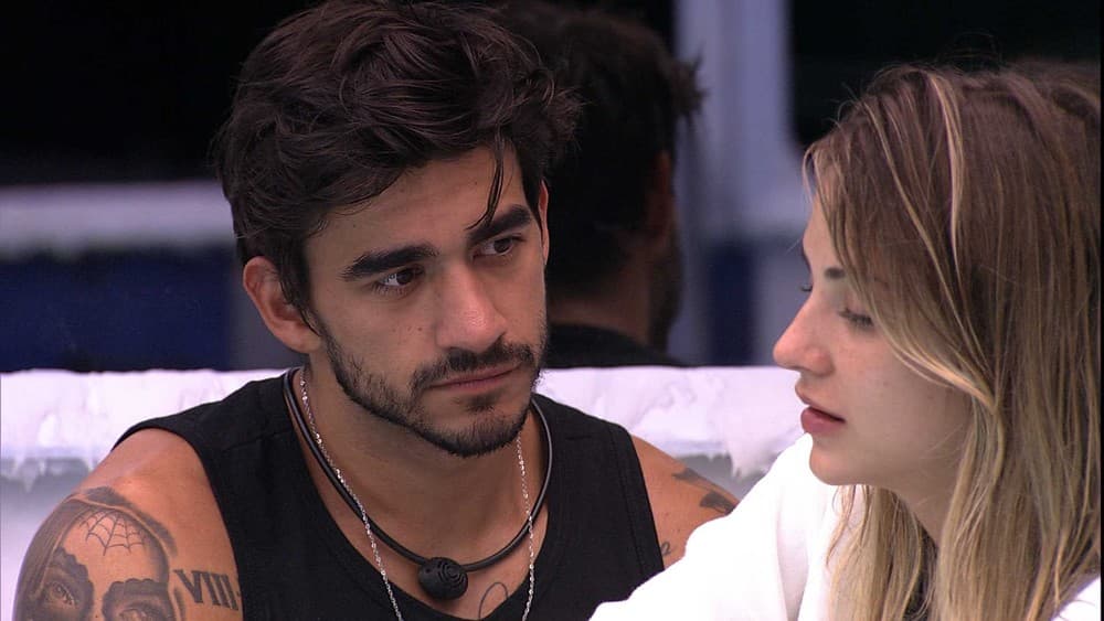 Gabi e Guilherme dão beijo quente, clima esquenta e "edredom" entra no jogo