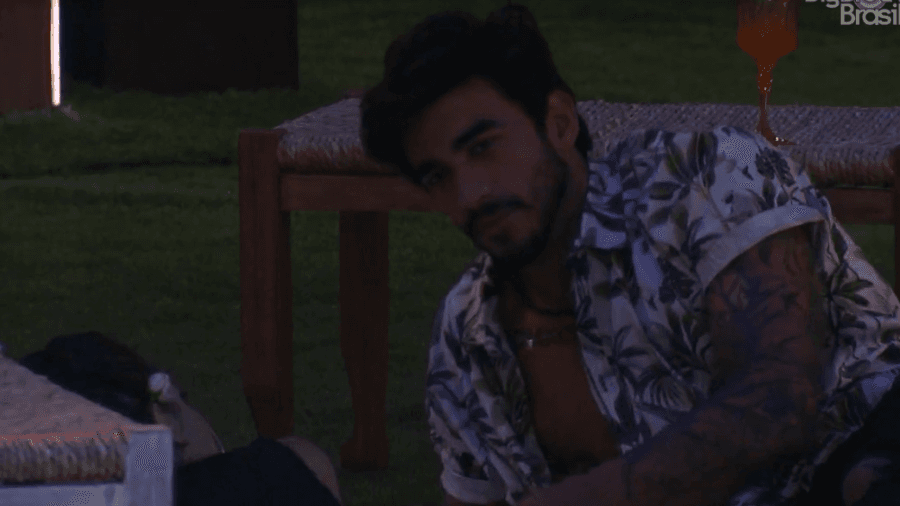 BBB20: Guilherme fica incomodado com as investidas de Victor Hugo: "Veio me pedir selinho"