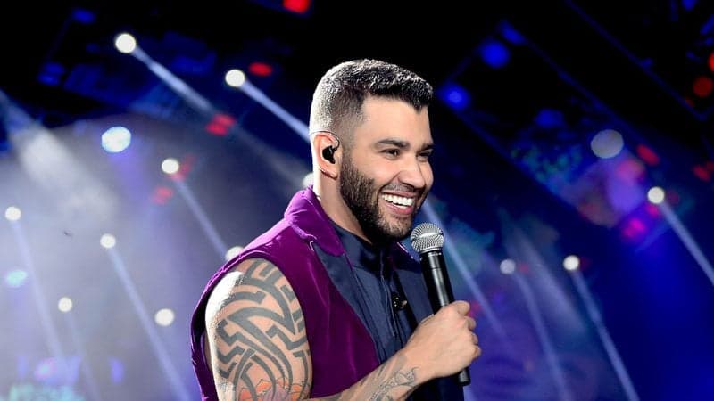 Gusttavo Lima ostenta vida luxuosa com mansão, jatinho e cobra fortuna por show