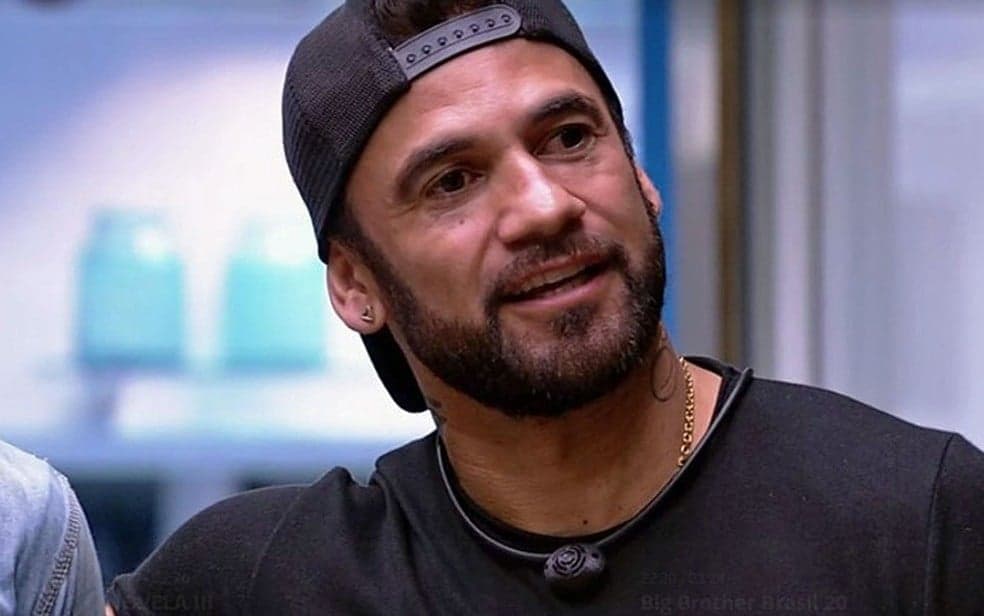 Hadson, ex-BBB20, se revolta com notícia, parte para cima e ameaça: "aguardando provarem algo"