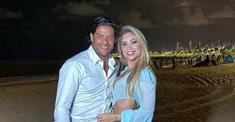 Chocada! Hulk ignora polêmica, assina papéis com sobrinha e anuncia casamento: "Próximos dias"