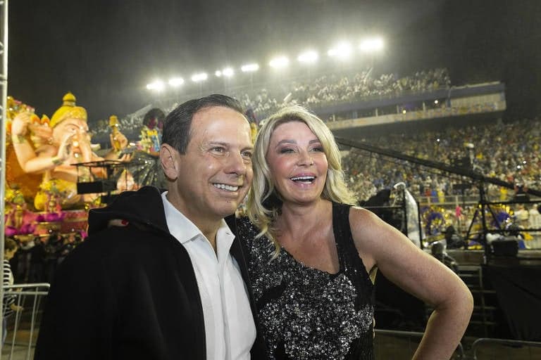 Após anúncio de separação, João Dória e esposa são vistos aos beijos no Carnaval