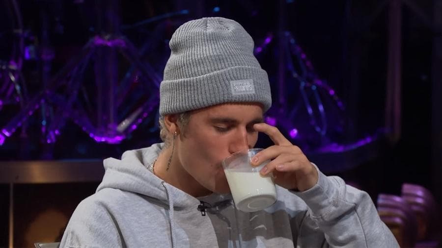 Nojento! Justin Bieber vomita ao comer pênis de touro, iogurte com formigas e esperma de peixe