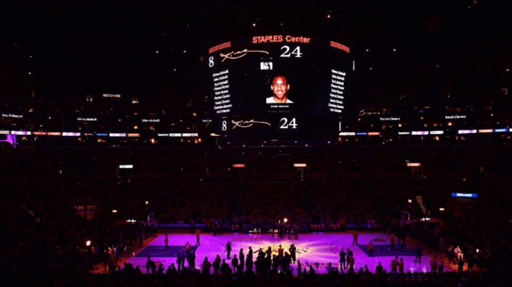 Kobe Bryant recebe inesquecível homenagem e deixa público em lágrimas