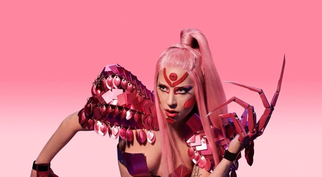 Com música descartada, demo vazada e clipe gravado em iPhone, Lady Gaga faz seu retorno triunfal com Stupid Love