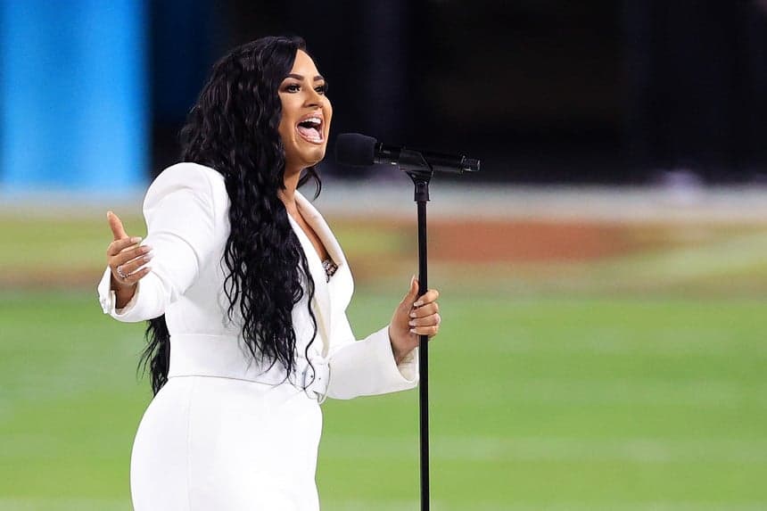 Vidente? Demi Lovato canta o hino nacional na final do Super Bowl após profetizar feito anos atrás