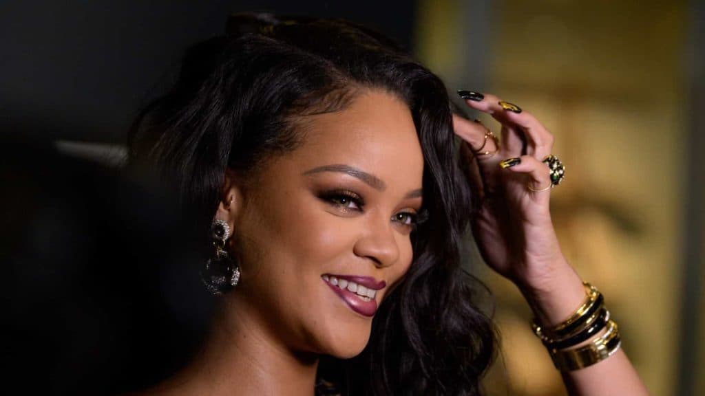 De ladinho, Rihanna compartilha foto sexy usando lingerie branca e arranca suspiros da web