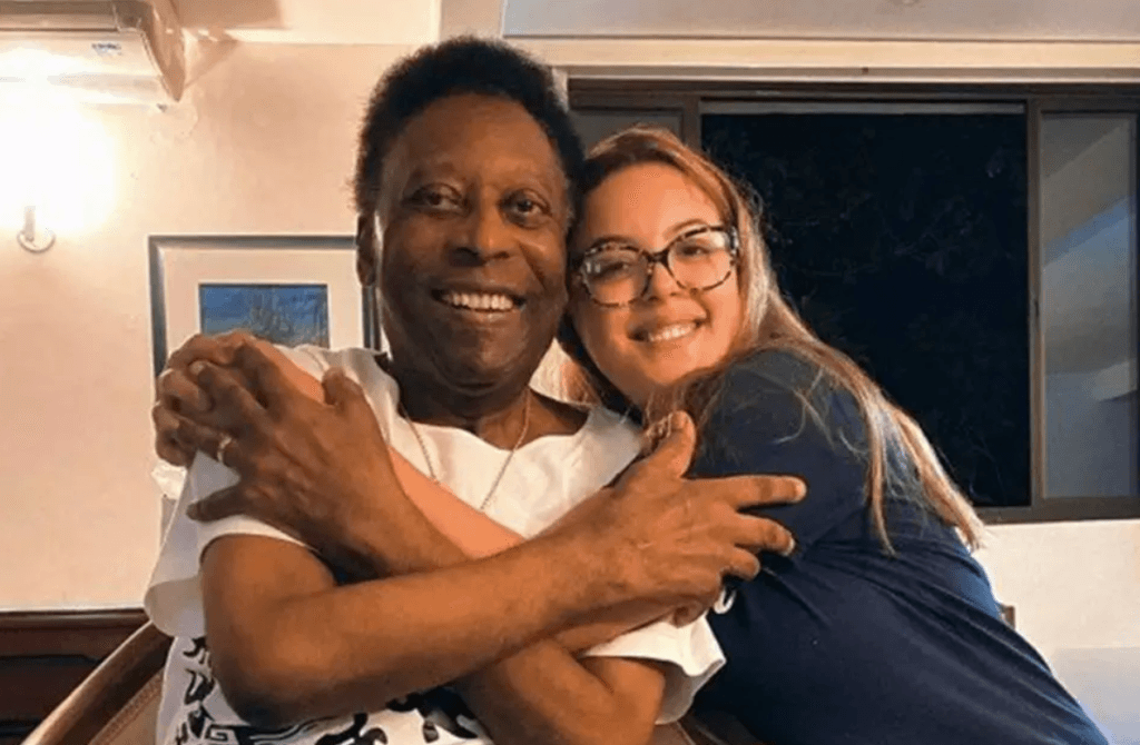 Pelé, recluso com problemas de saúde, vive abatido e reaparece ao lado de mulher