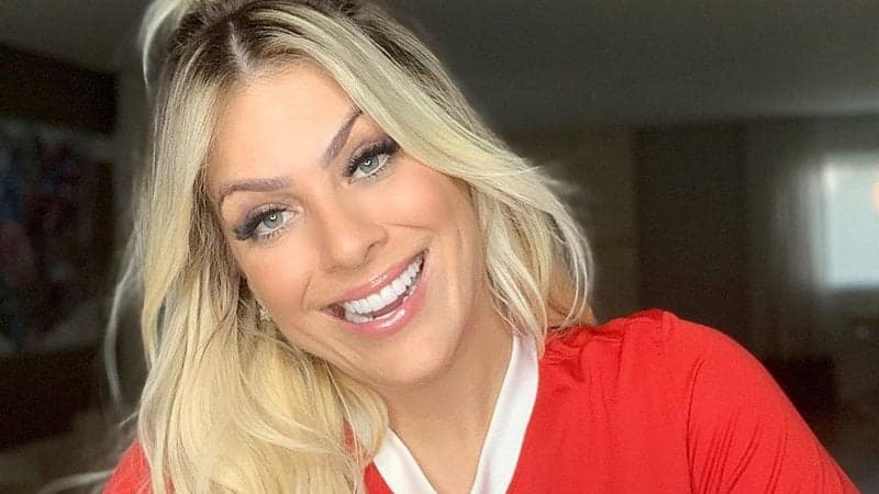 Renata Fan, após fotos de calcinha, surge mostrando o bumbum em pose sexy e namoro 'secreto' aparece