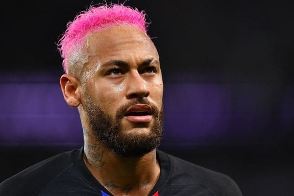 Neymar, após chocar o mundo com cabelo cor de rosa, aparece completamente careca