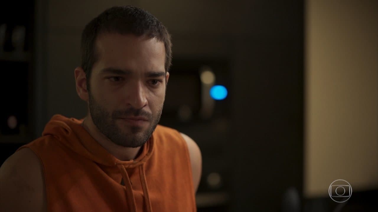 Humberto Carrão interpreta Sandro na novela Amor de Mãe