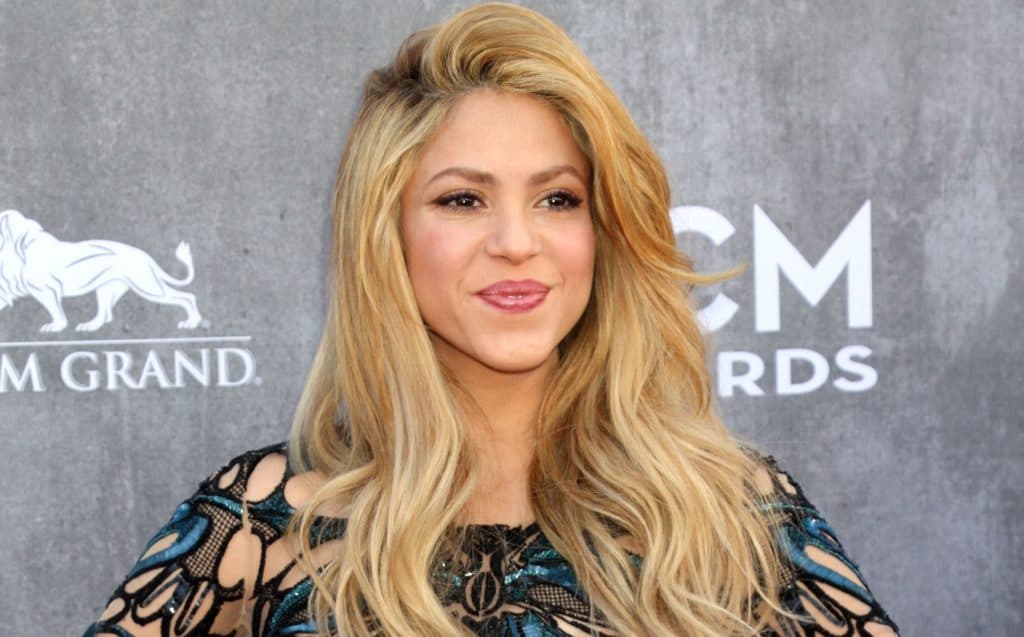Polêmica! Shakira deixa celulites à mostra em cliques e briga entre haters e fãs é criada na web