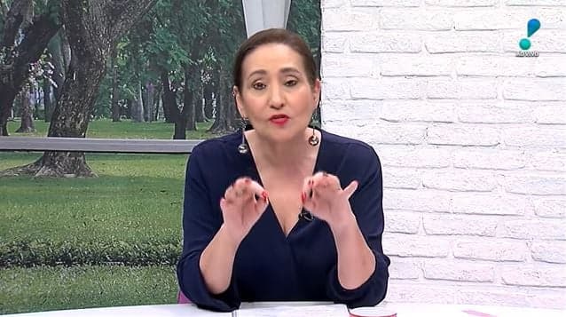 Jornalista da Sonia Abrão resolve arrancar a roupa e mostra o que tem debaixo do terno: "Recheio da sunga"
