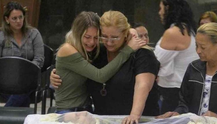 Luto! Esposa e filha de Asa Branca desabam em velório do locutor e precisam ser amparadas