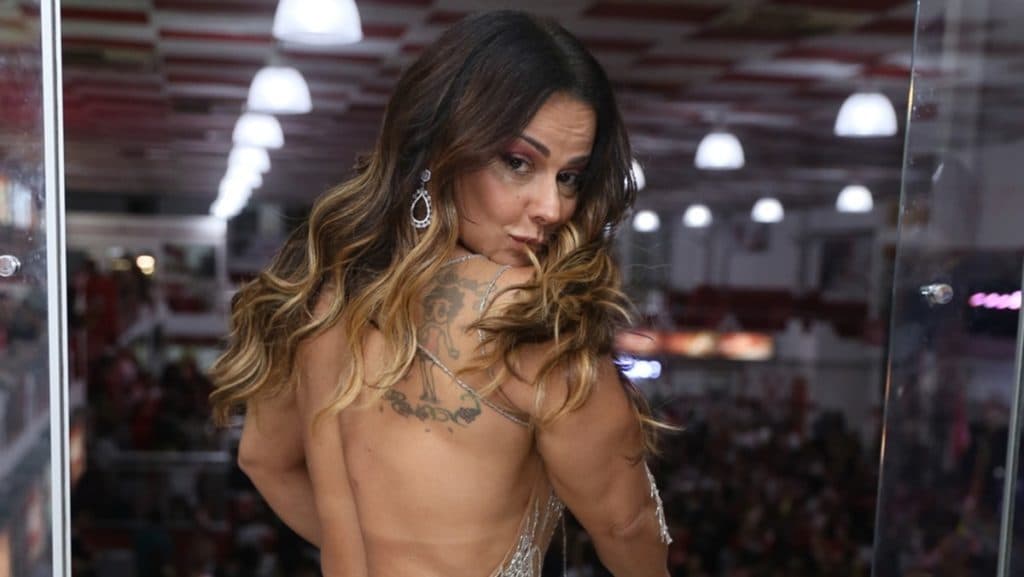 Chocada! Viviane Araújo surge com roupa completamente transparente e mostra tudo no meio rua