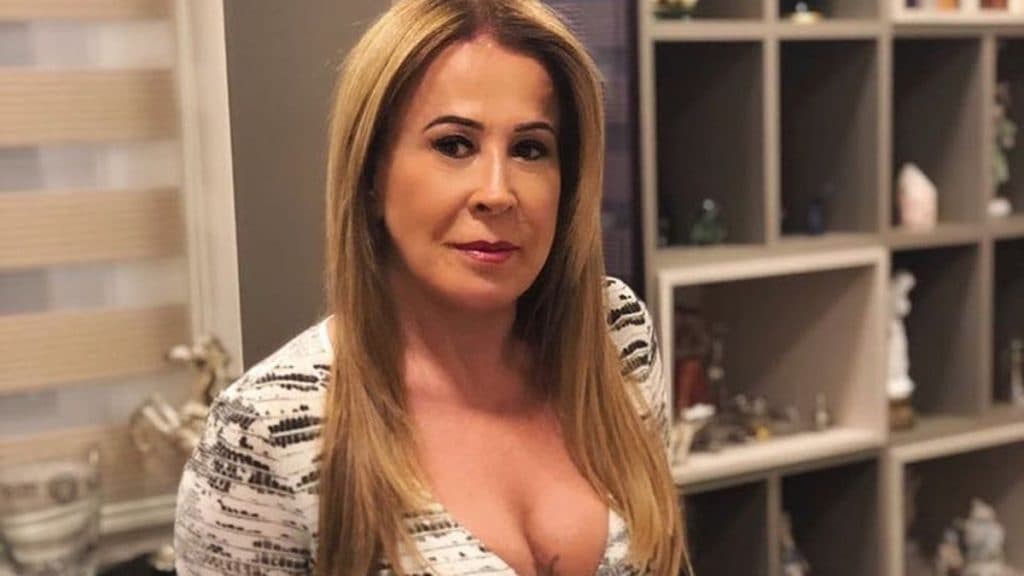 Jesus! Zilu é flagrada com vestido ousado, decote bem generoso e quase mostra o que não deve