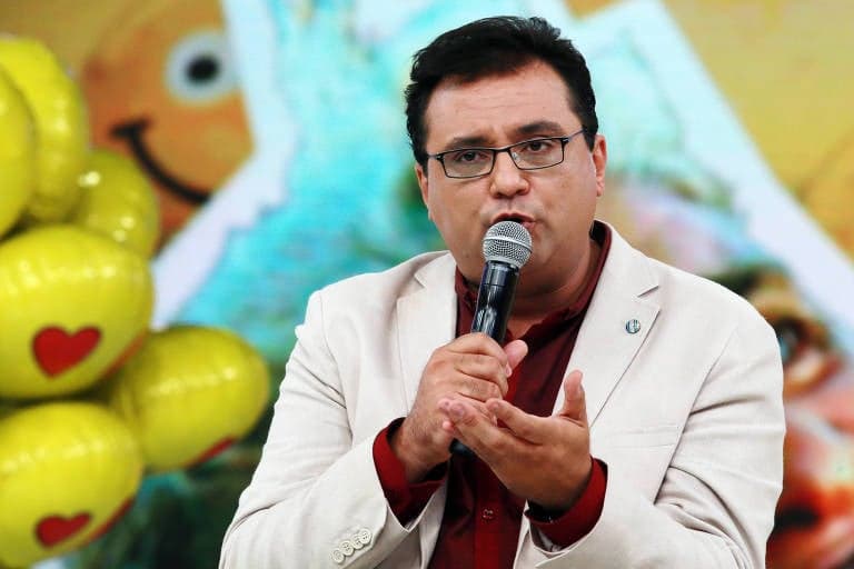 Após saída da Record, Geraldo Luís expõe filho gato ao vivo para o público: "Meu garoto"