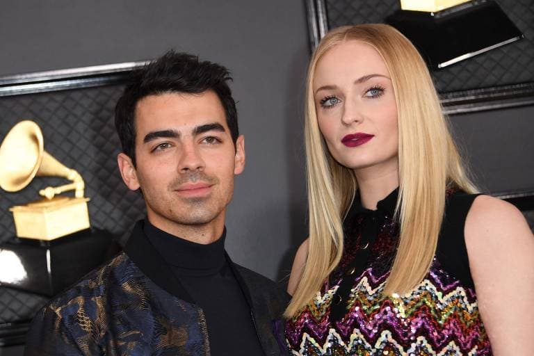 Escondendo? Sophie Turner surge com barriguinha após rumores de gravidez