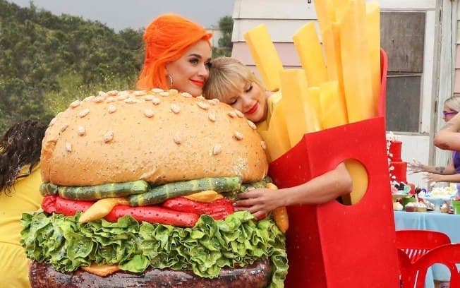 Após muitas brigas, Taylor Swift e Katy Perry selam acordo de paz e surpreendem à todos