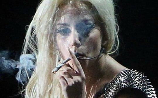 Tchau vício! Lady Gaga afirma que parou de fumar e diz que viu Jesus Cristo