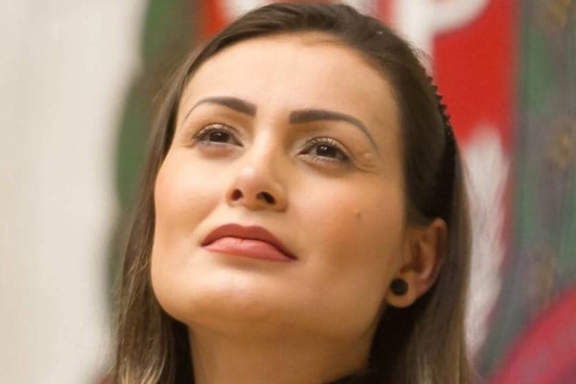 Andressa Urach sofre acidente em estrada, bate veículo em carreta e enfrenta grave perigo