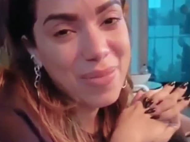 Anitta comemora aniversário sozinha após grande perda e relembra drama de infância: “Já chorei baldes”
