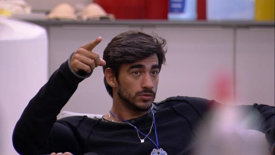 BBB20: Guilherme recebe declaração de amor de Victor Hugo e detona: "Não respeita"