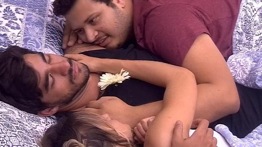 BBB20: Gabi deita em Guilherme, Victor Hugo interrompe casal e faz carícia em parte íntima