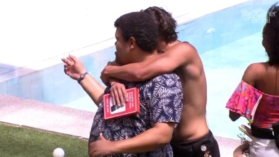 BBB20: Felipe Prior ganha celular e dá para filha de Babu: "Laurinha é para você"