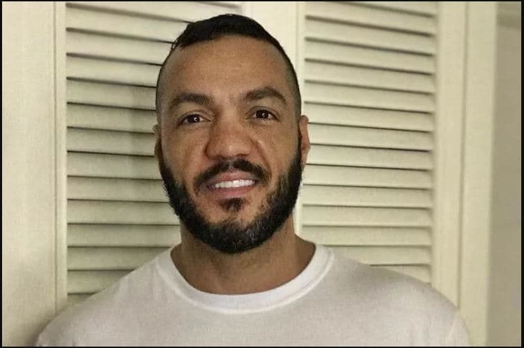 Belo surge em foto comprometedora agarrado em homem e púbico fica incrédulo: "De quando é isso?"