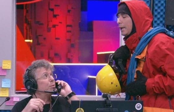 Boninho “invade” transmissão do BBB 20, anuncia quarto branco ao vivo e revela data oficial