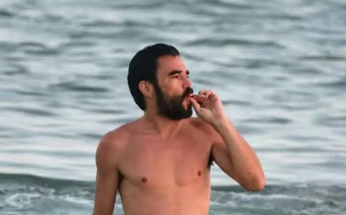 Passada! Volume imenso na sunga de Caio Blat deixa internautas chocados: “Estava com a barraca armada”