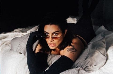 Cleo surge em motel, expõe sexo para o público e declara que 'faz muito': "Não esperava isso"