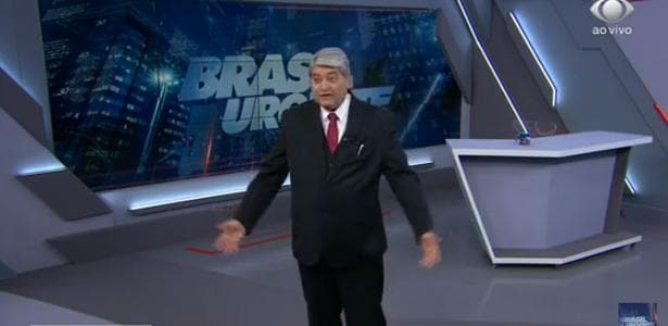 Datena passa por situação impensável, confunde álcool em gel com água e quase ingere ao vivo