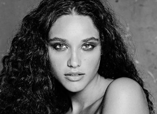 Débora Nascimento dá o troco em José Loreto e mostra o que ele perdeu em fotos de lingerie fininha