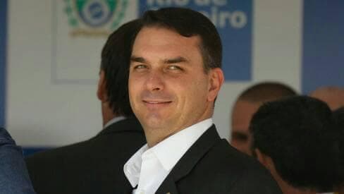Filho de Jair Bolsonaro dispara contra a Globo: "Fiquem em casa, a Rede Globo vai pagar suas contas"